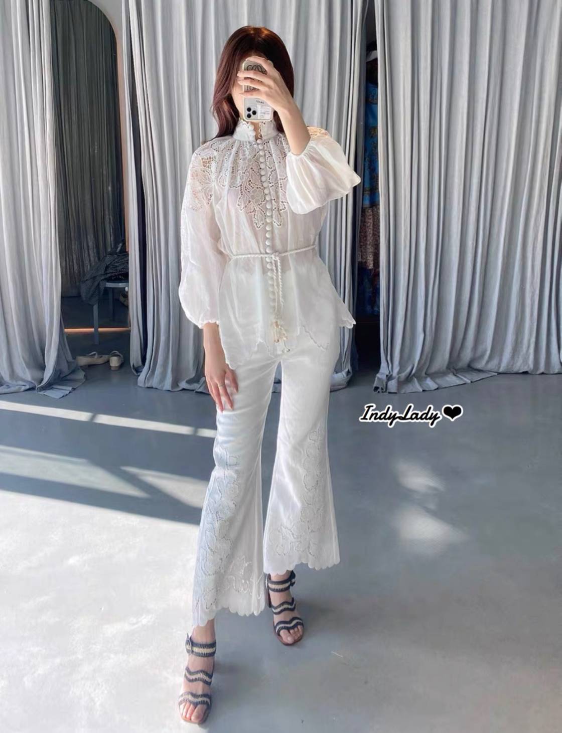 เสื้อแขนยาวพอง ทรงสวย แต่งกระดุมหน้ายาว