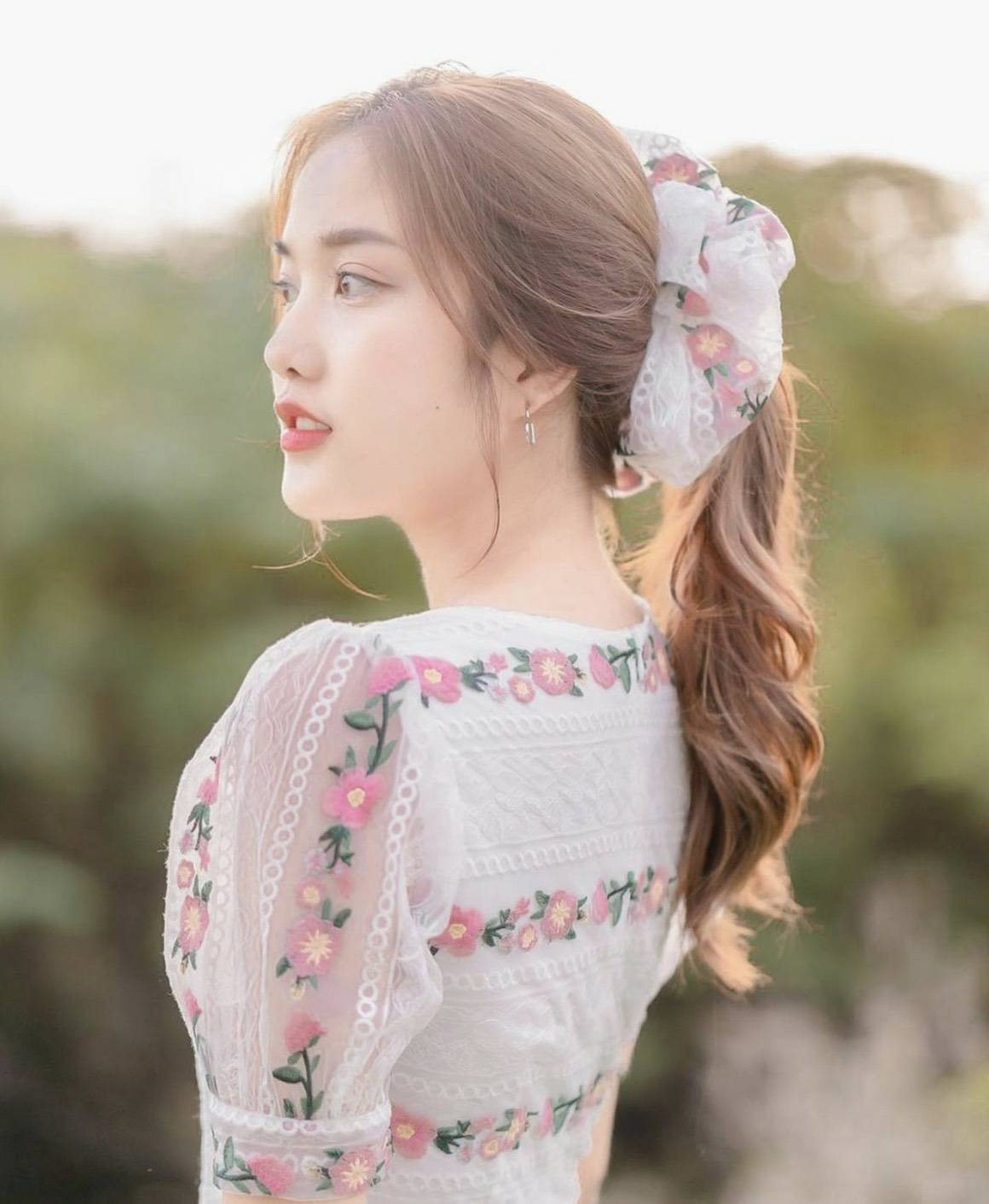 แม็กซี่เดรสลูกไม้ปักลายดอกไม้