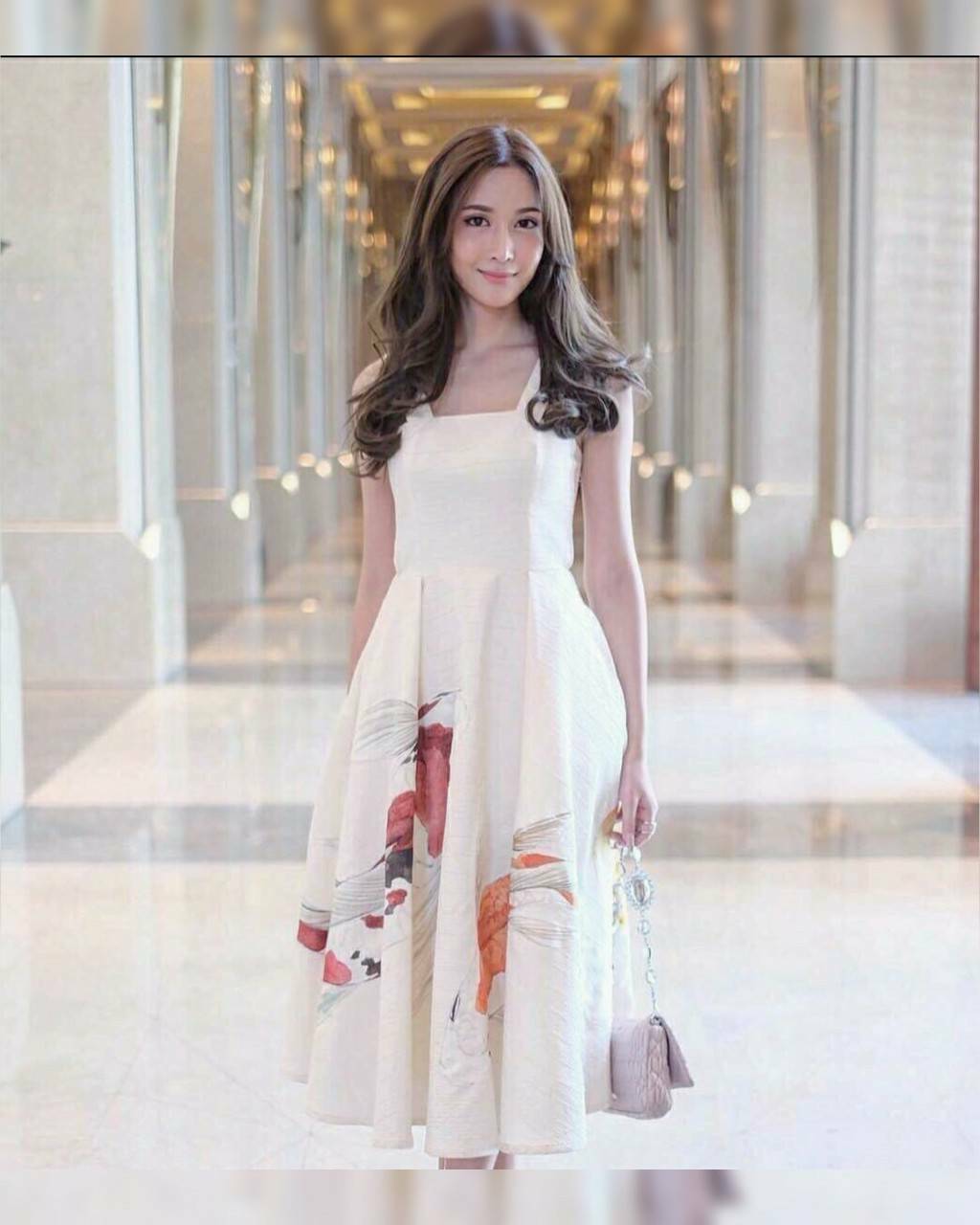 ชุดเดรสกระโปงสายเดี่ยว
