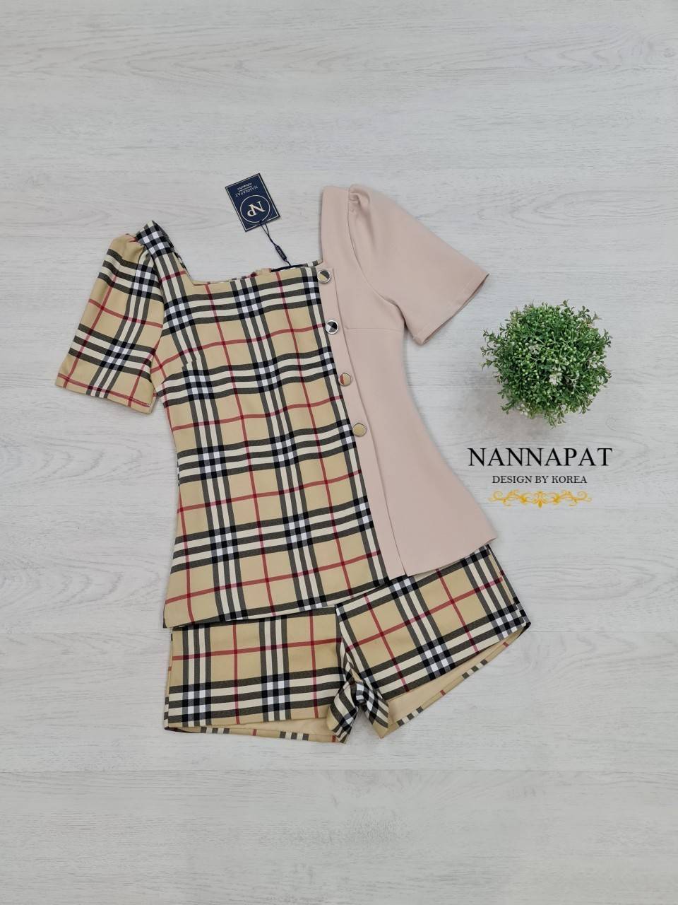 เสื้อซิปหลัง แต่งกระดุมแถบข้าง