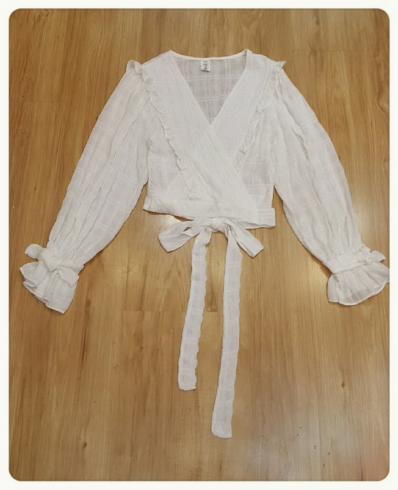 เสื้อทรงคอวีป้ายเฉียงข้างผูกโบว์ที่เอว ปกระบาย
