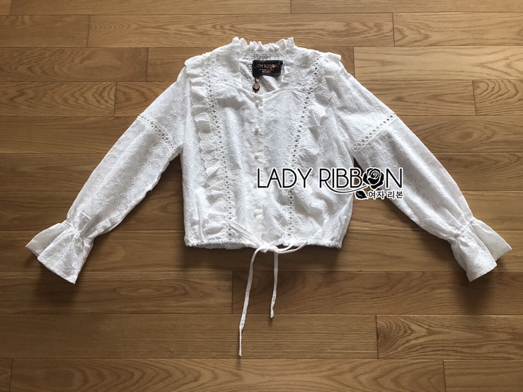 เสื้อผ้าคอตตอนสีขาวปักและฉลุลาย