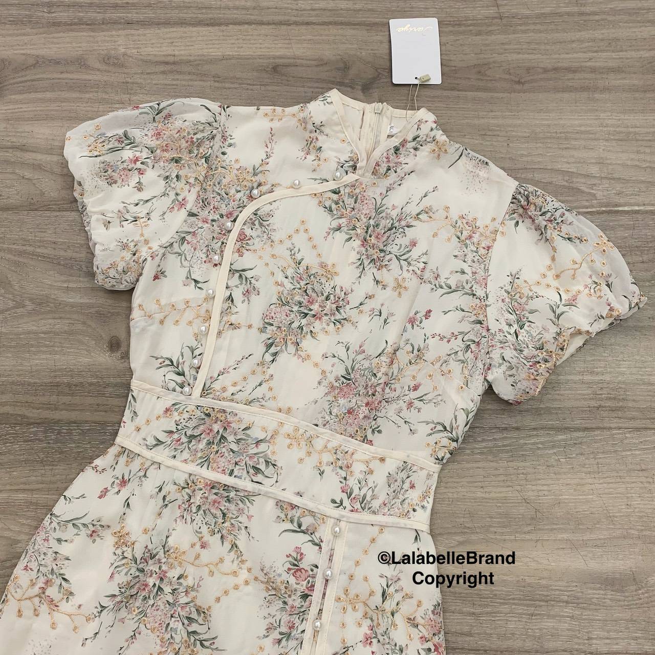 กี่เพ้าลูกไม้ปักดิ้นทองลายดอกไม้