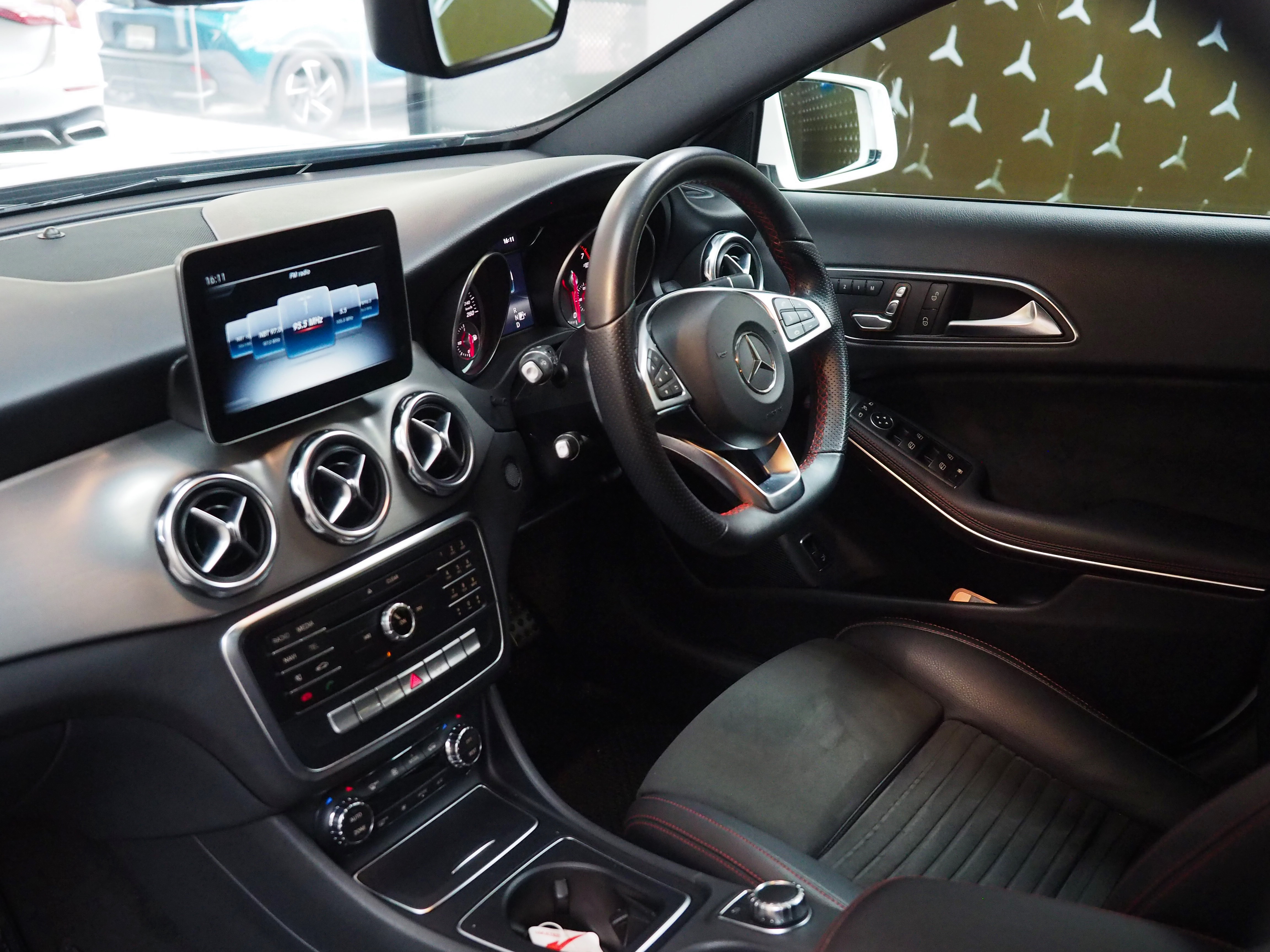 จองแล้ว GLA250 AMG Dynamic W156