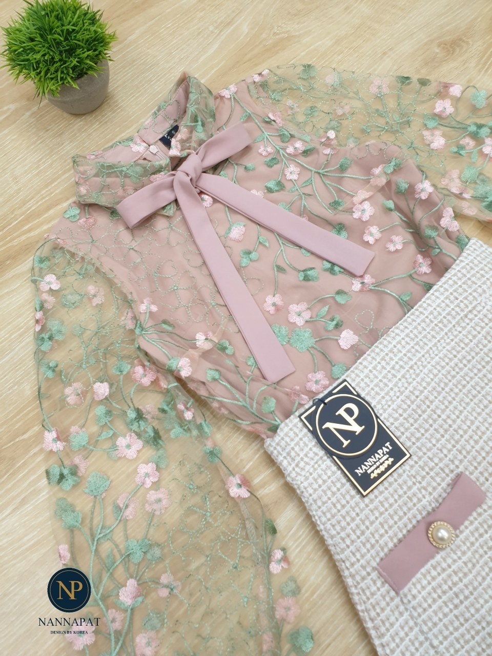 เสื้อซิปหลัง ผ้างานปักดอกไม้