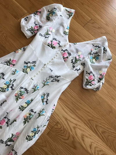 เดรสผ้าคอตตอนสีขาวปักลาย