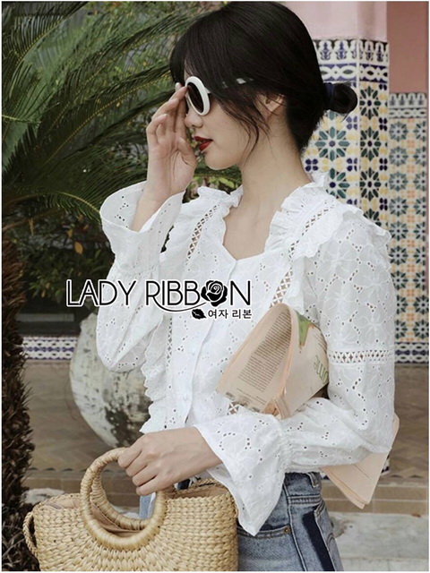 เสื้อผ้าคอตตอนสีขาวปักและฉลุลาย