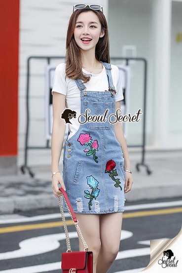เสื้อสีขาวเอี๊ยมกระโปรงสียีนส์