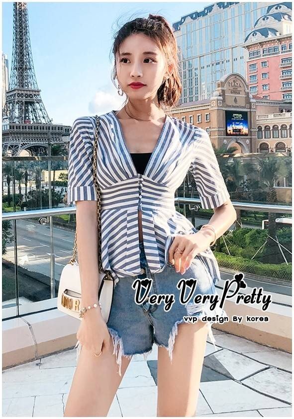 เสื้อเชิ้ตคอวีแขนสั้นลายทาง