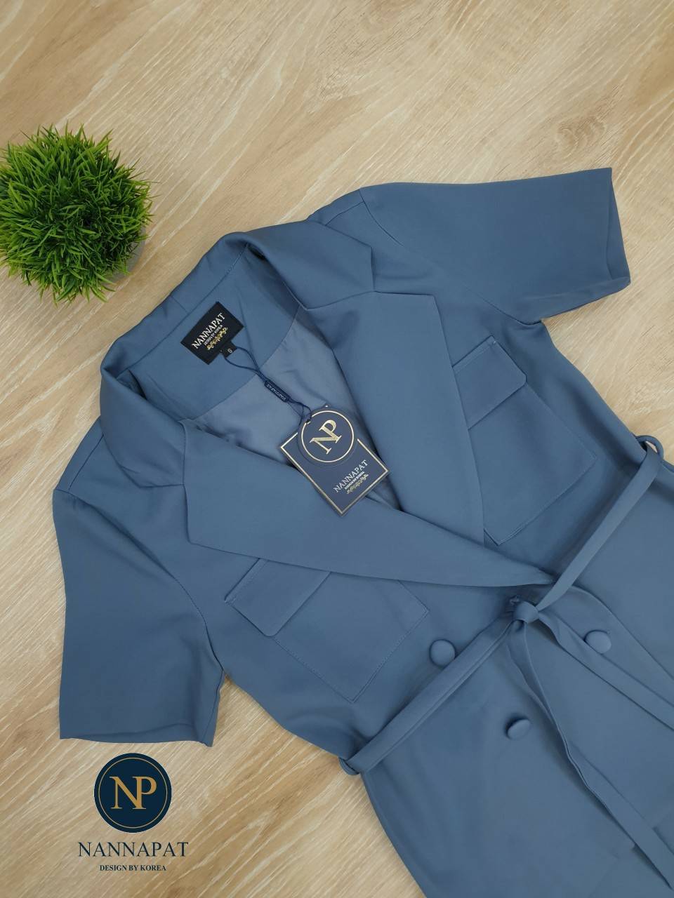 เสื้อคอปกกระดุมหน้าสีฟ้าคราม