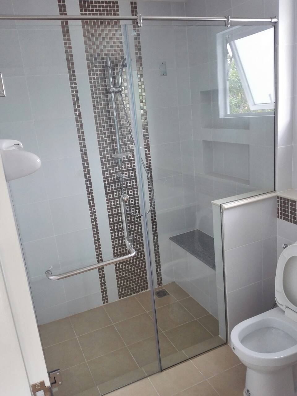 ฉากกั้นห้องน้ำแยกเปียกแห้งกระจกเทมเปอร์แบบมือเปิดตัวแอล