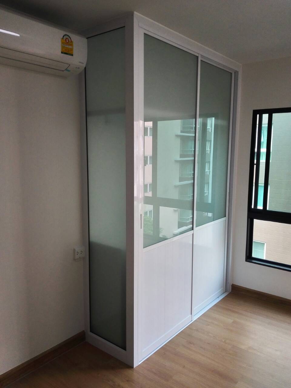 บิ้วท์อินตู้เสื้อผ้าคอนโดศุภาลัยคิ้วท์ด้วยอลูมิเนียมสีขาวกระจกฝ้าตัดกับลูกฟูกสีขาว