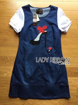 Lady Ribbon Online เสื้อผ้าออนไลน์ขายส่ง LR18070716 🎀 Lady Ribbon's Made 🎀 Lady Leslie Fashionable Red Ribbon High Heel Embroidered Cotton and Denim Dress