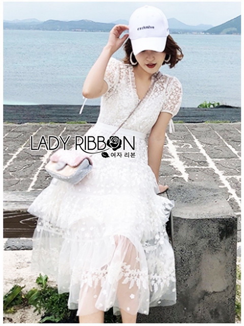 เดรสผ้าลูกไม้สีขาวเล่นเลเยอร์ตกแต่งริบบิ้น