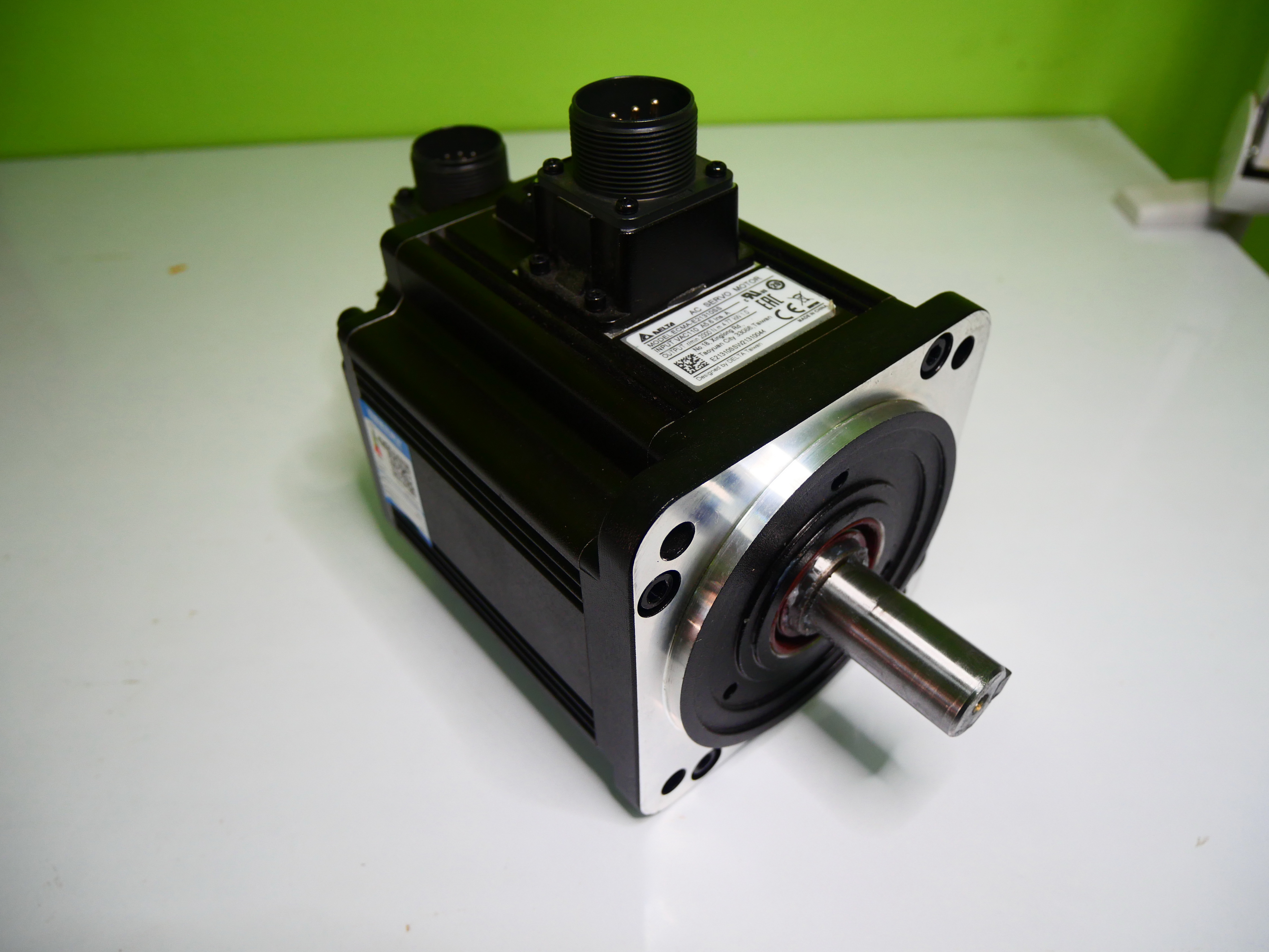 ECMA-E21310SS Servo Motor + Brake (1kw)