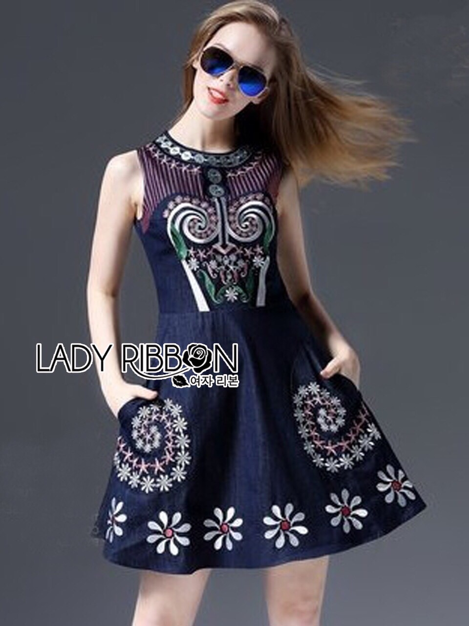 Lady Ribbon ขายส่ง LR08260516 🎀 Lady Ribbon's Made 🎀 Lady Lily Sweet Casual Flower Embroidered Denim Dress
