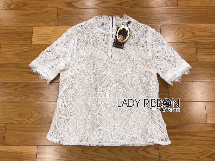 เสื้อผ้าลูกไม้สีขาวทอลายแปลกตา
