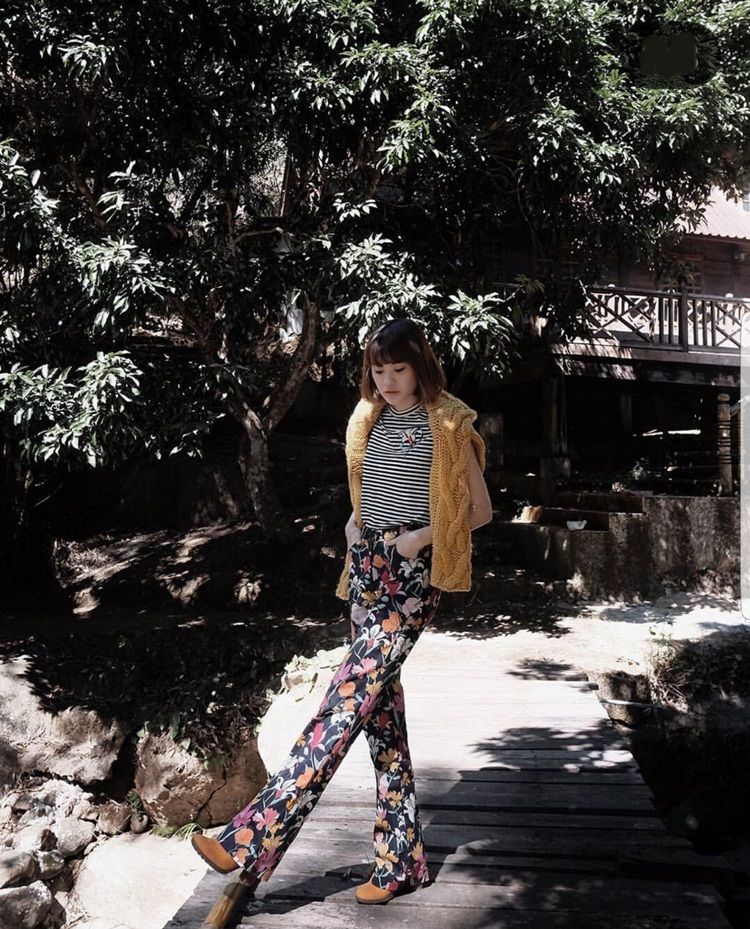 เสื้อยืดลายริ้วคอกลมแขนสั้น