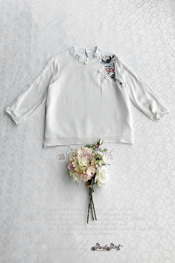 เสื้อสีขาวคลาสสิคลุคสาวหวานๆ