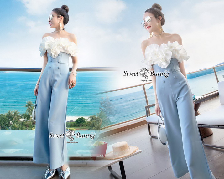 เสื้อผ้าเนื้อดีสีขาว เสื้อทรงเว้าไหล่ สายบ่ากับด้านหน้าอกจับจีบ