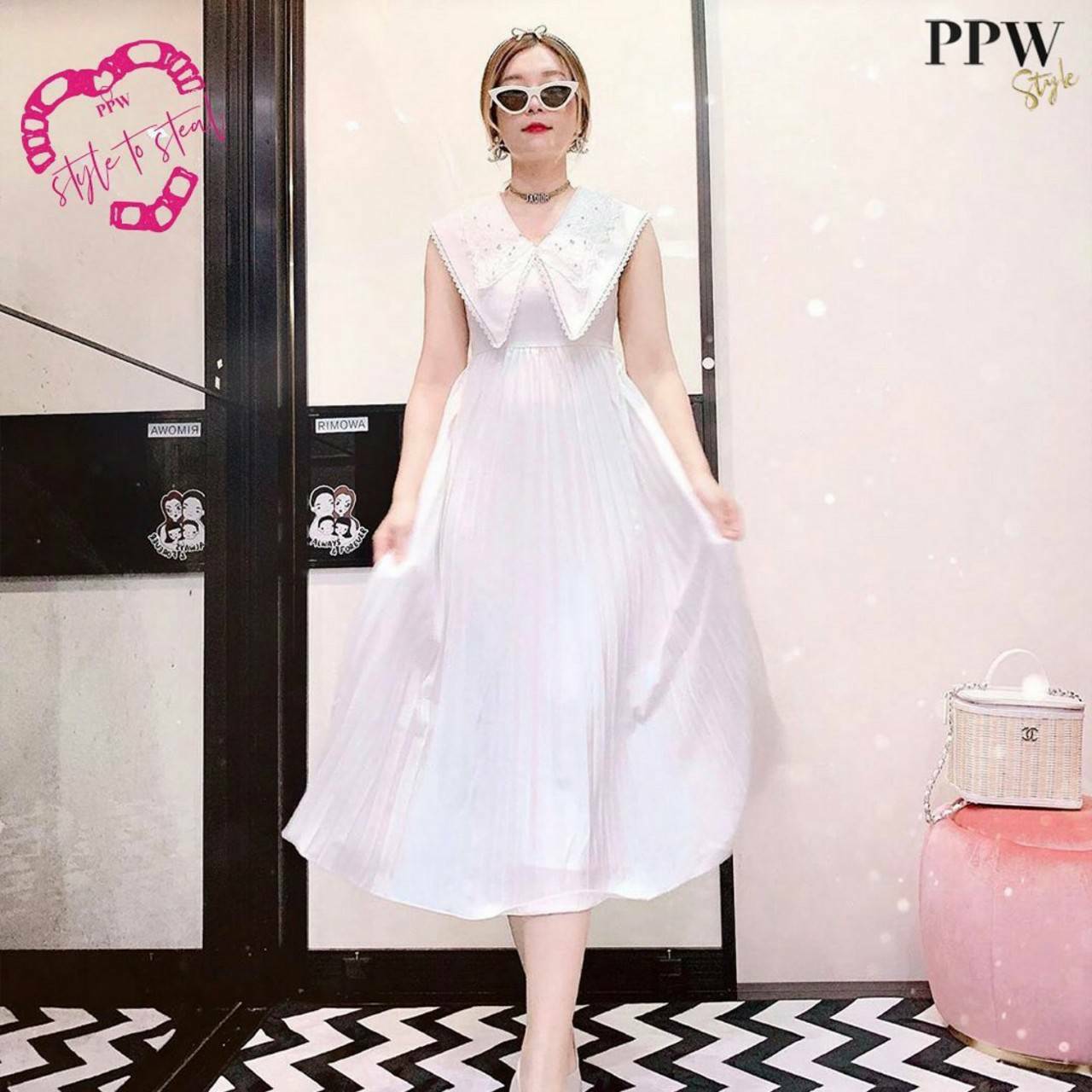 เดรสปกคอใหญ่แต่งเพชรเม็ดเล็กๆ