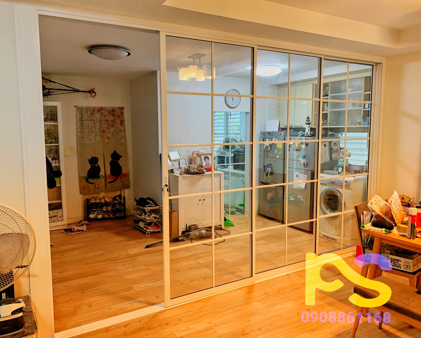 ประตูบานเลื่อนสี่บานเลื่อนไปเก็บหนึ่งบานคาดลายลูกฟักกระจกอลูมิเนียม