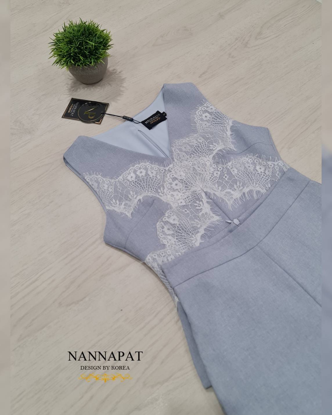 เสื้อซิปหลัง แต่งด้วยผ้าลูกไม้ กางเกงทรงสวยเป๊ะ