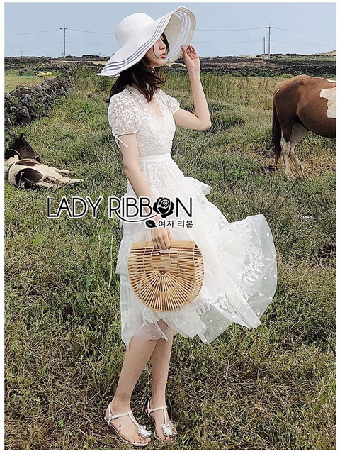 เดรสผ้าลูกไม้สีขาวเล่นเลเยอร์ตกแต่งริบบิ้น