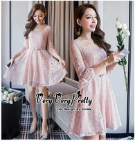 ชุดเดรสลูกไม้ทรงเดรสคอเหลี่ยม