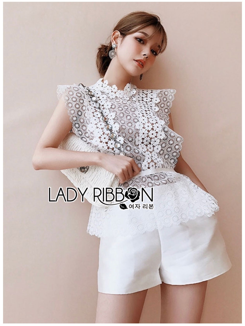 เสื้อลูกไม้ตกแต่งดอกไม้สีขาวผูกโบหลัง