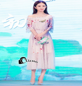 ชุดเดรสลูกไม้เปิดไหล่
