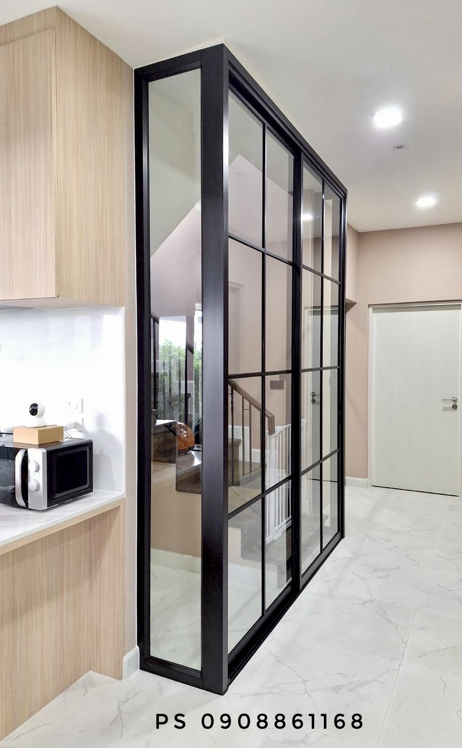 กั้นห้องหน้าบันไดด้วยประตูบานเลื่อนอลูมิเนียมสีดำกระจกเทมเปอร์ใสคาดลายลูกฟัก