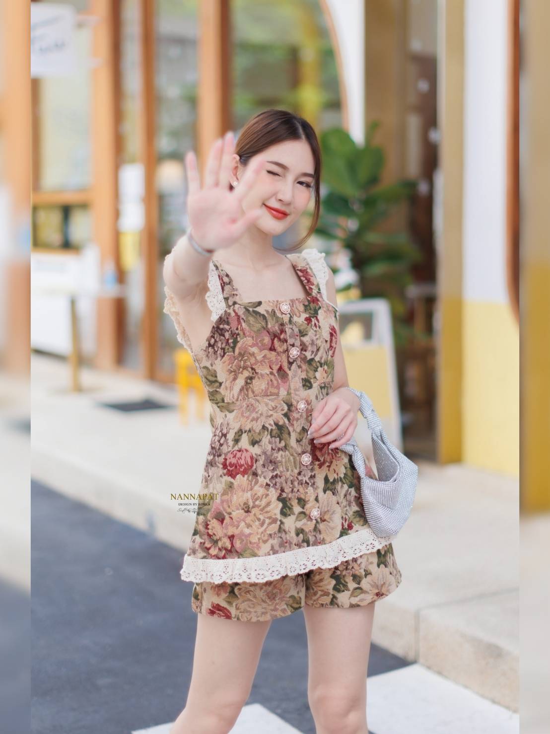 เสื้อซิปหลัง แต่งกระดุมหน้า