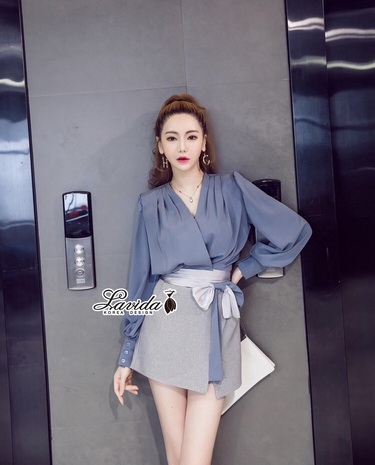 เสื้อโทนสีเทาเข้มคอ v จับจีบด้านหน้าป้าย