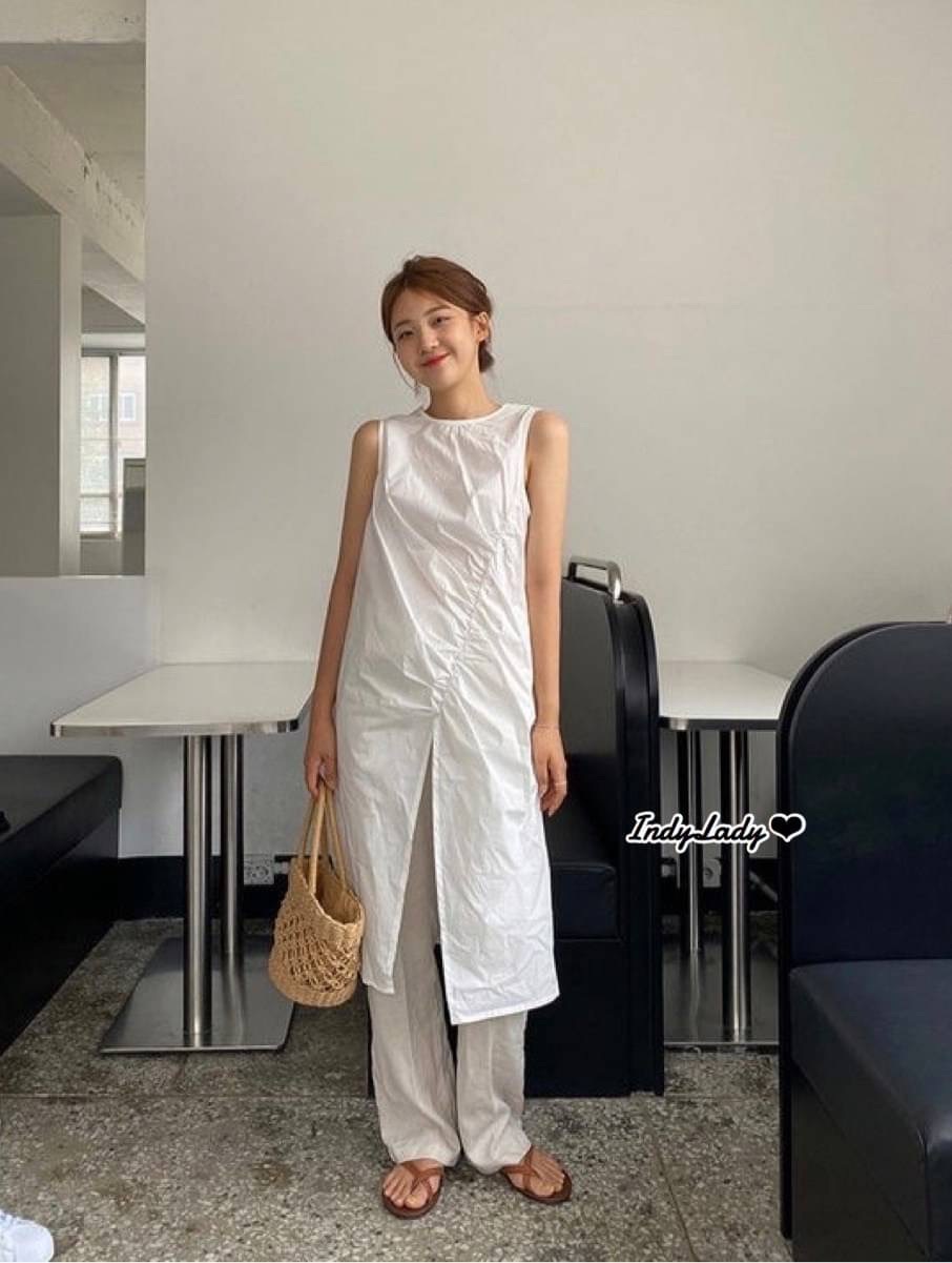 เสื้อแขนกุด สีขาว