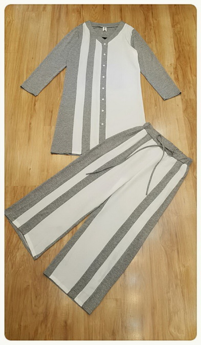 ผ้าพิมพ์ลายทางริ้วสีขาวสลับเทา เสื้อคลุมยาว