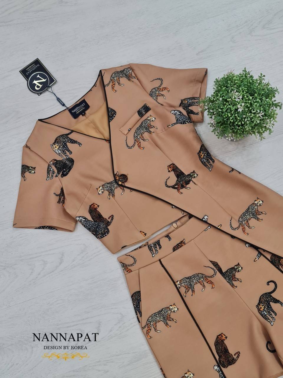 งานกระดุมหน้าลายเสื้อ