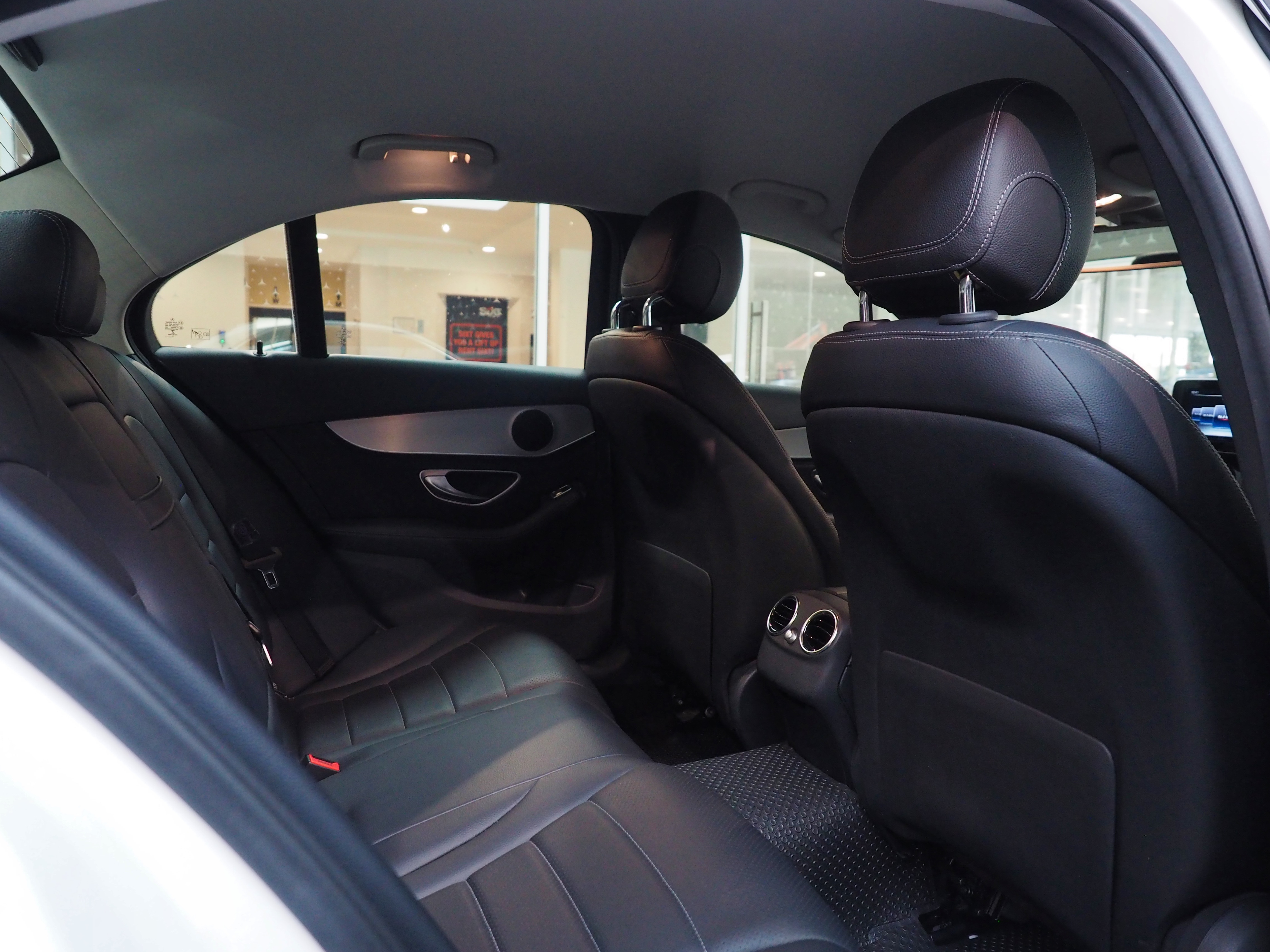 จองแล้ว C200 Avantgarde W205