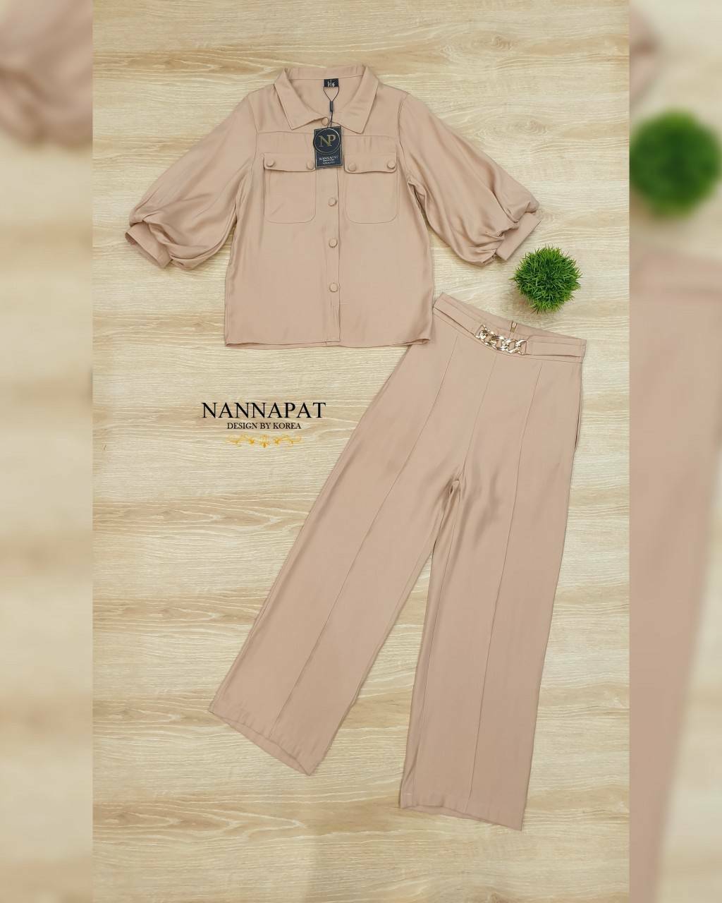 เสื้อคอปกกระดุมหน้า มีกระเป๋า กางเกงขาบาน