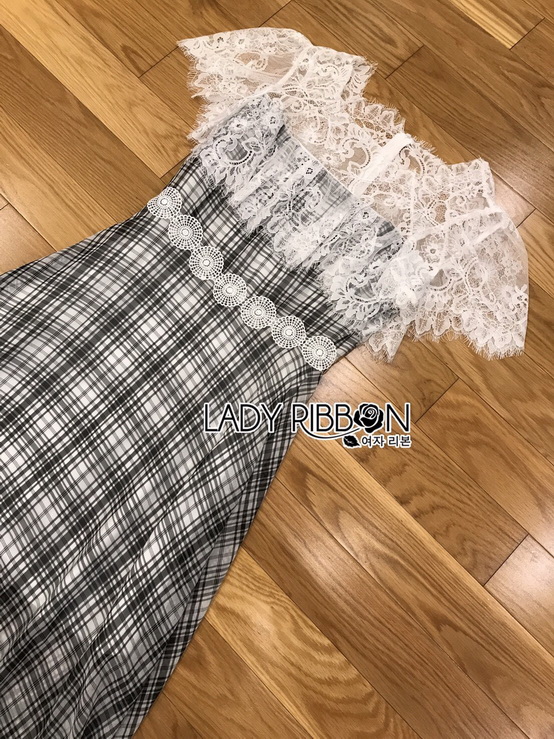 เดรสยาวลายสก็อตสีดำตกแต่งลูกไม้สีขาว