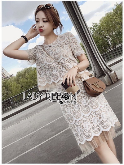 เซ็ตเสื้อคร็อปสั้นและกระโปรงเอวสูงผ้าลูกไม้สีครีม