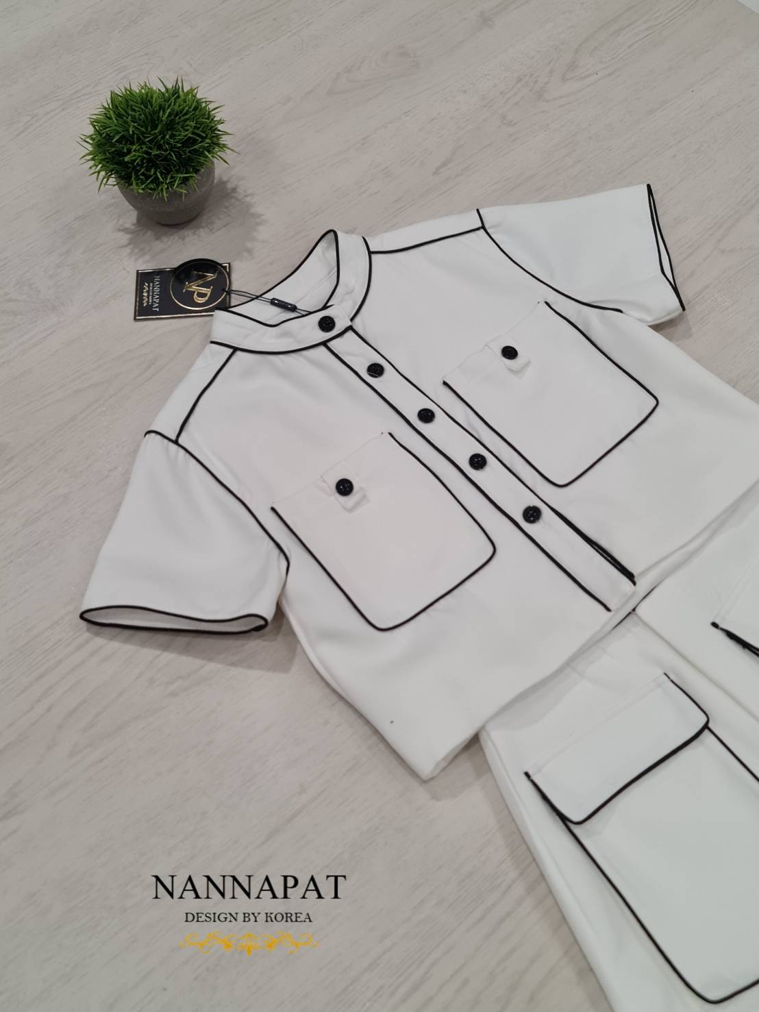 เสื้อกระดุมหน้า กระเป๋าคู่ กางเกงทรงน่ารัก