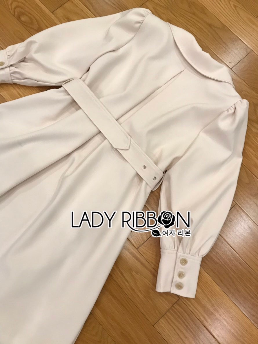 Dress เดรสทรงสูทสีเบจตกแต่งผ้าพลีต ลุคนี้เป็นแนวมินิมัล