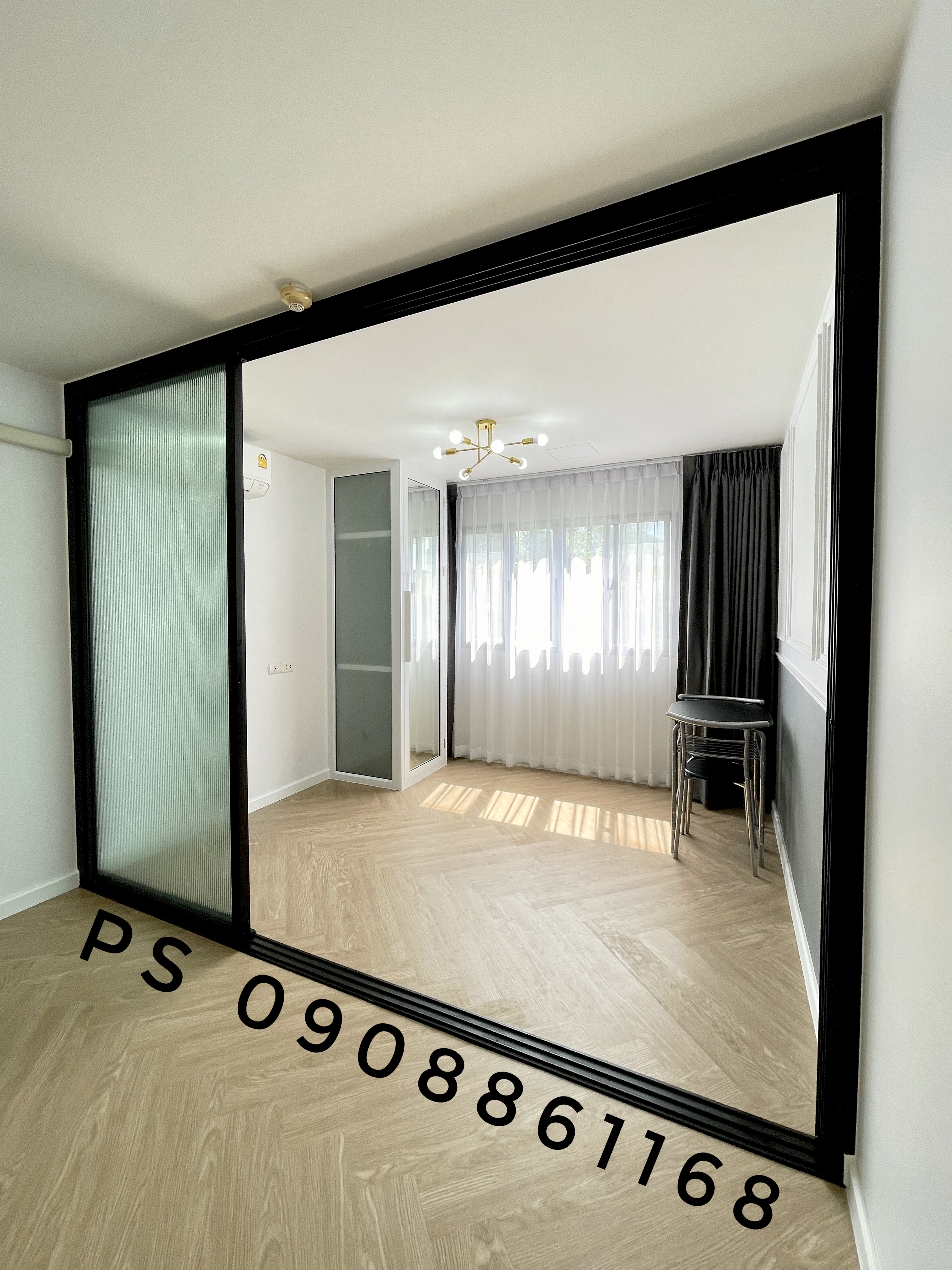 กั้นห้องด้วยประตูบานเลื่อนสามบานอลูมิเนียมสีดำกระจกลอนแก้ว