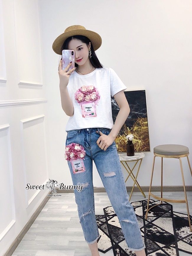 เสื้อยืดคอกลมแขนสั้น กางเกงทรงเอวสูงขากระบอก