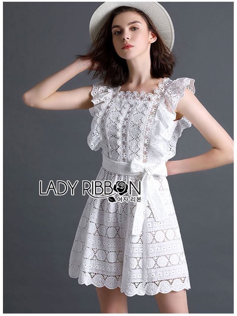Jumpsuit with Ribbon จัมป์สูทขาสั้นทรงเอพรอนผ้าลูกไม้สีขาว