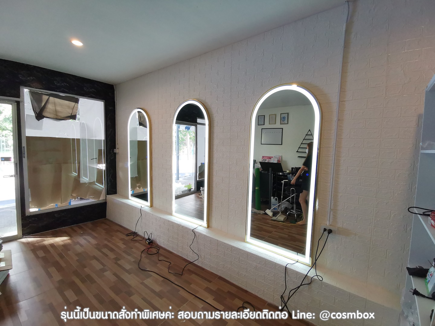กระจกแต่งหน้า กระจกมีไฟ (ซ่อนไฟ) - 70 x 170 cm. (รุ่นแขวนผนัง) สีทอง ดีไซน์โค้งบน