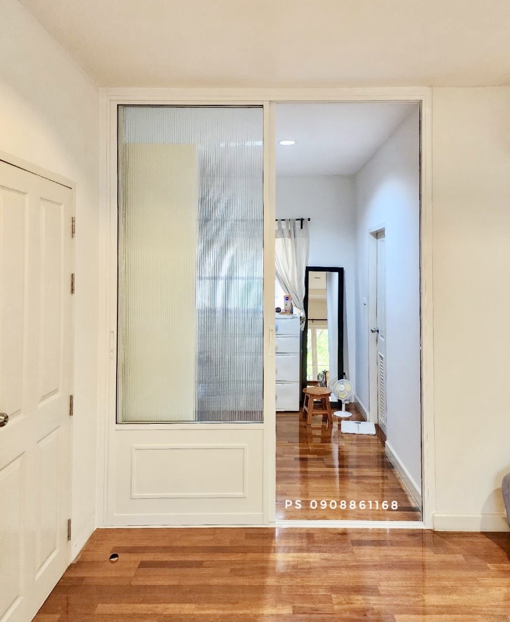 กั้นห้องแต่งตัวwalkinclosetด้วยประตูบานเลื่อนอลูมิเนียมสีขาวกระจกลอนแก้ว