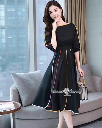 ชุดเดรสเกาหลีผ้าพื้นสีดำเสื้อคอปาดเอวขอบ