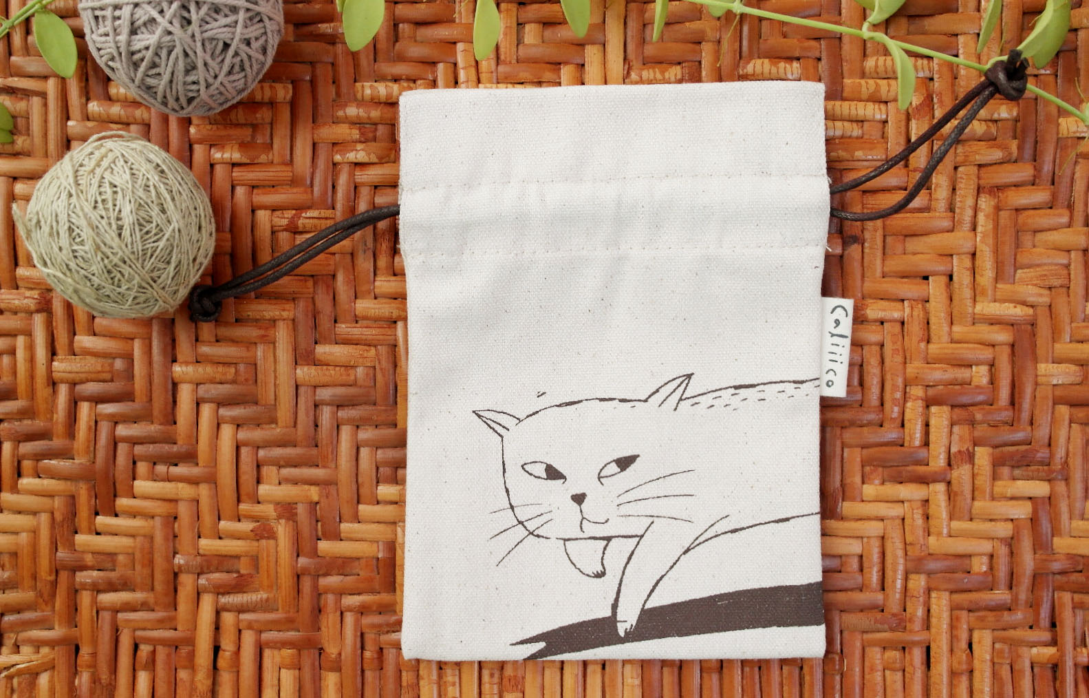 ถุงผ้าหูรูดลายแมวขาวย่อง Drawstring pouch hand print with White cat